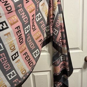 🎀 Fashionable scarf/wrap 🎀


{unbranded}